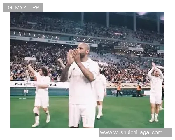 昔日足球巨星重返绿茵场再展风采引发球迷热议与期待 昔日足球巨星重返绿茵场再展风采引发球迷热议与期待