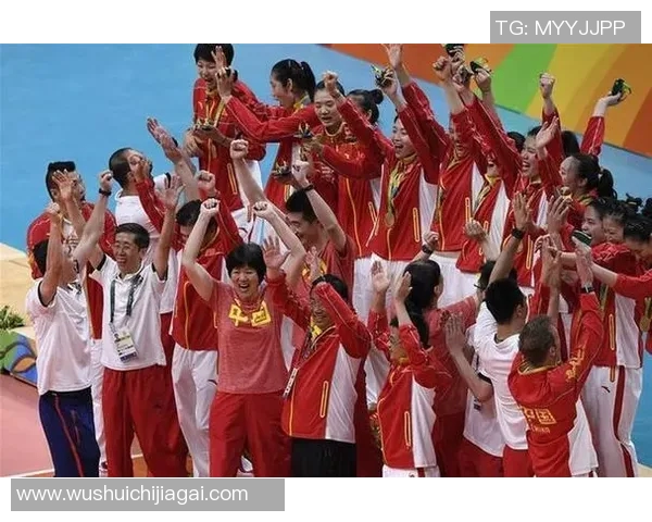 深圳排球队的默契配合揭秘：排球场上的团队精神与战术分析