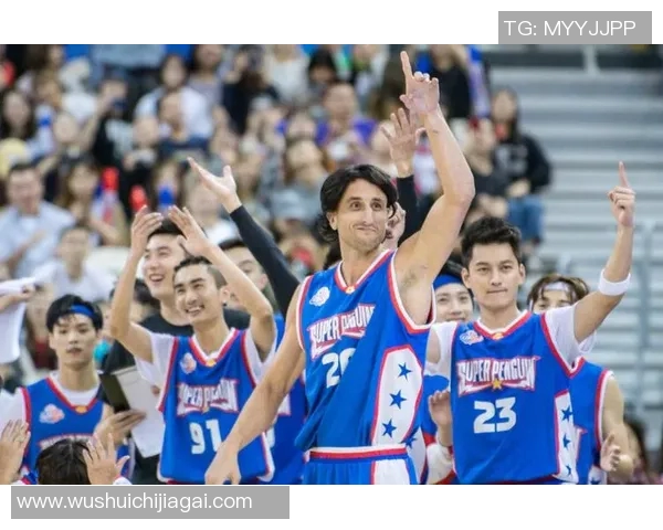 超级企鹅足球明星赛盛况空前球迷热情高涨共同见证精彩瞬间 超级企鹅足球明星赛盛况空前球迷热情高涨共同见证精彩瞬间